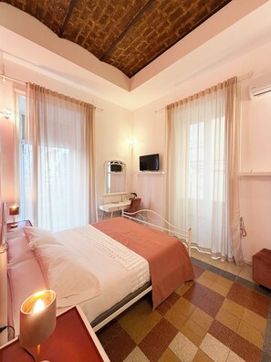 Suite familiare, 2 camere da letto, balcone, vista città | Materassi in memory foam, minibar, una scrivania, postazione laptop