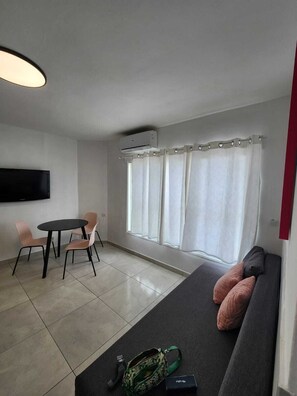 Living area - 2-bedroom apartment Sea View Bat Yam (Bat Yam)