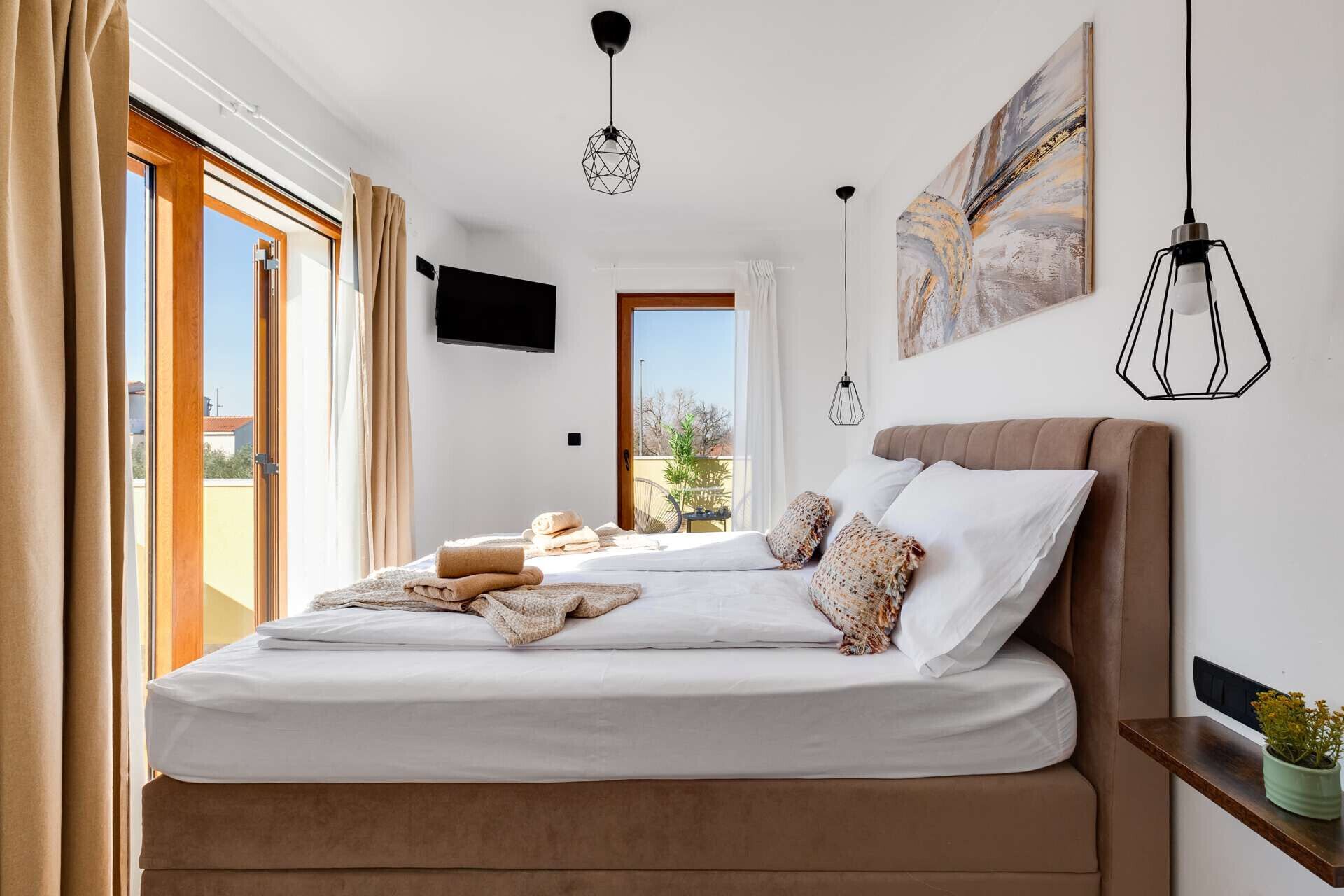 خزنة داخل الغرفة ومكواة/لوح كي وواي فاي مجانًا وملاءات أسرّة