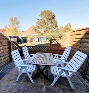 Outdoor dining - Vrbo Property (Norden)