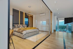 Tabla de planchar con plancha, wifi, ropa de cama