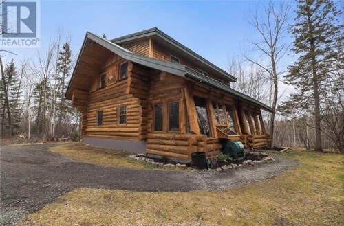 Shediac River Retreat Log Home With Hot Tub