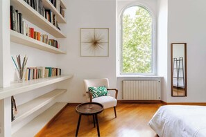 مكواة/لوح كي وسرير سفر وواي فاي وملاءات أسرّة