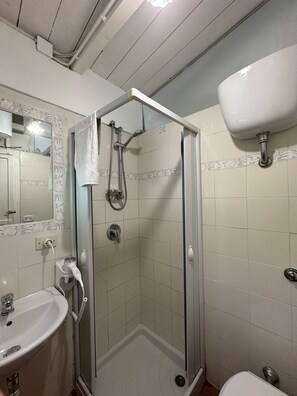 Dusj, hårføner, håndklær og såpe