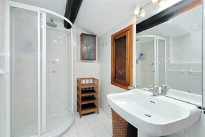 Shower, hair dryer, bidet, towels - Luxury Trastevere apartment (Roma)
