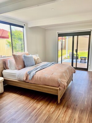 Iron/ironing board, WiFi, bed sheets - Mandurah Coastal Getaway - Modern & Spacious! (Mandurah)