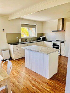 Private kitchen - Mandurah Coastal Getaway - Modern & Spacious! (Mandurah)