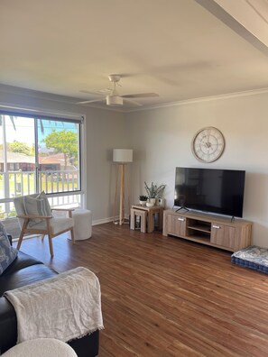 Living area - Mandurah Coastal Getaway - Modern & Spacious! (Mandurah)