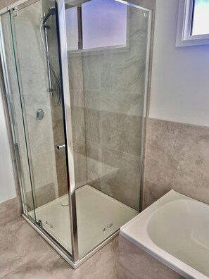 Een douche, een haardroger, handdoeken, zeep