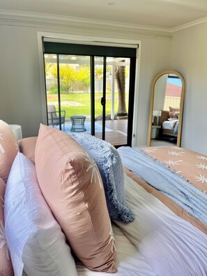 Iron/ironing board, WiFi, bed sheets - Mandurah Coastal Getaway - Modern & Spacious! (Mandurah)