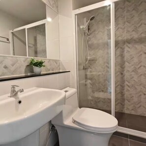 Haartrockner, Bidet, Handtücher, Seife