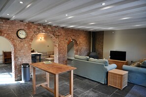 Una Smart TV, una chimenea