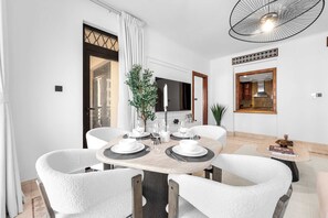 Dining - Free housekeeping visits during your stay - StayShort - Luxurious 1 Bed in Old Town, that Sleeps 4 and Close to Burj Khalifa (Downtown)