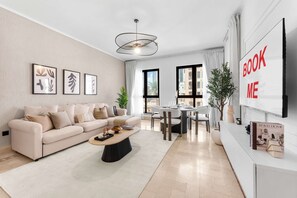 TV - Free housekeeping visits during your stay - StayShort - Luxurious 1 Bed in Old Town, that Sleeps 4 and Close to Burj Khalifa (Downtown)