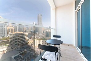 Outdoor dining - Free housekeeping visits during your stay - StayShort - Studio in Marina that Sleeps 3 with a Perfect City View (Dubai Marina)