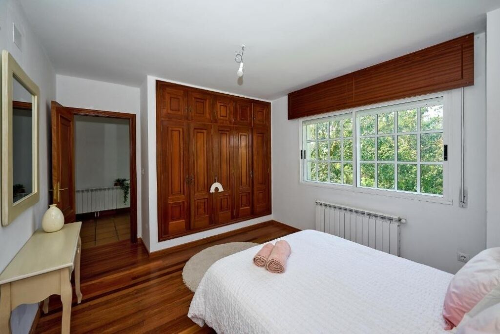 7 habitaciones, tabla de planchar con plancha, wifi y ropa de cama 