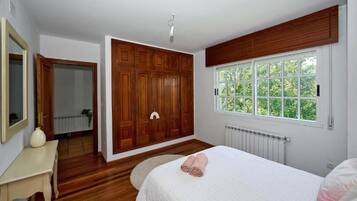 7 habitaciones, tabla de planchar con plancha, wifi y ropa de cama
