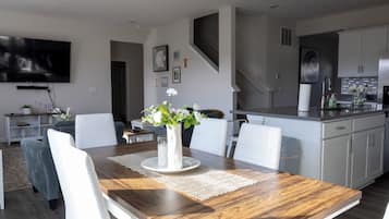 House, 5 Bedrooms | Dining