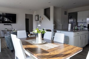 House, 5 Bedrooms | Dining
