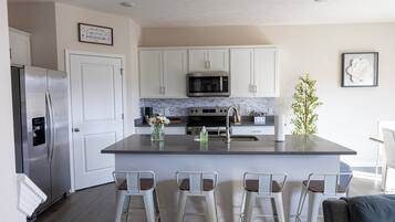 Room, 3 Bedrooms | Private kitchen | Full-size fridge, microwave, oven, stovetop