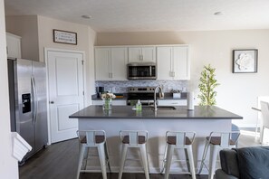 House, 2 Bedrooms | Private kitchen | Full-size fridge, microwave, oven, stovetop