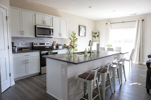 House, 5 Bedrooms | Private kitchen | Full-size fridge, microwave, oven, stovetop
