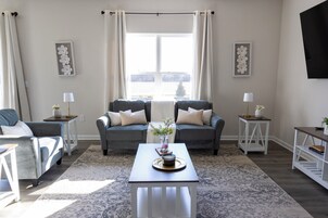 House, 5 Bedrooms | Living area