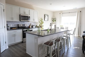 Room, 2 Bedrooms | Private kitchen | Full-size fridge, microwave, oven, stovetop