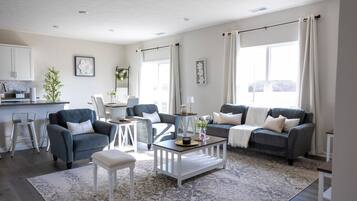 House, 5 Bedrooms | Living area | Flat-screen TV