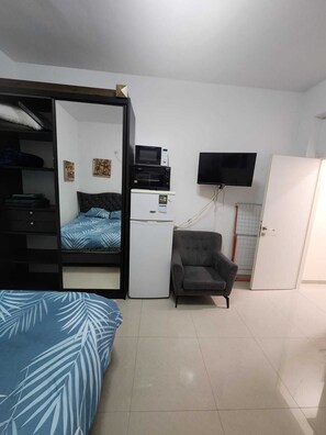 Iron/ironing board, WiFi, bed sheets - Comfortable Studio in Bat Yam by the Sea (Bat Yam)