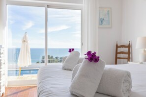 Een strijkplank/strijkijzer, wifi, beddengoed