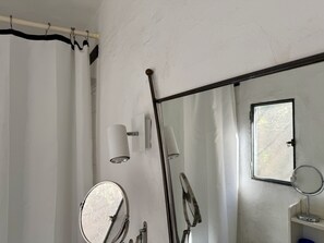 Een douche, een haardroger, handdoeken