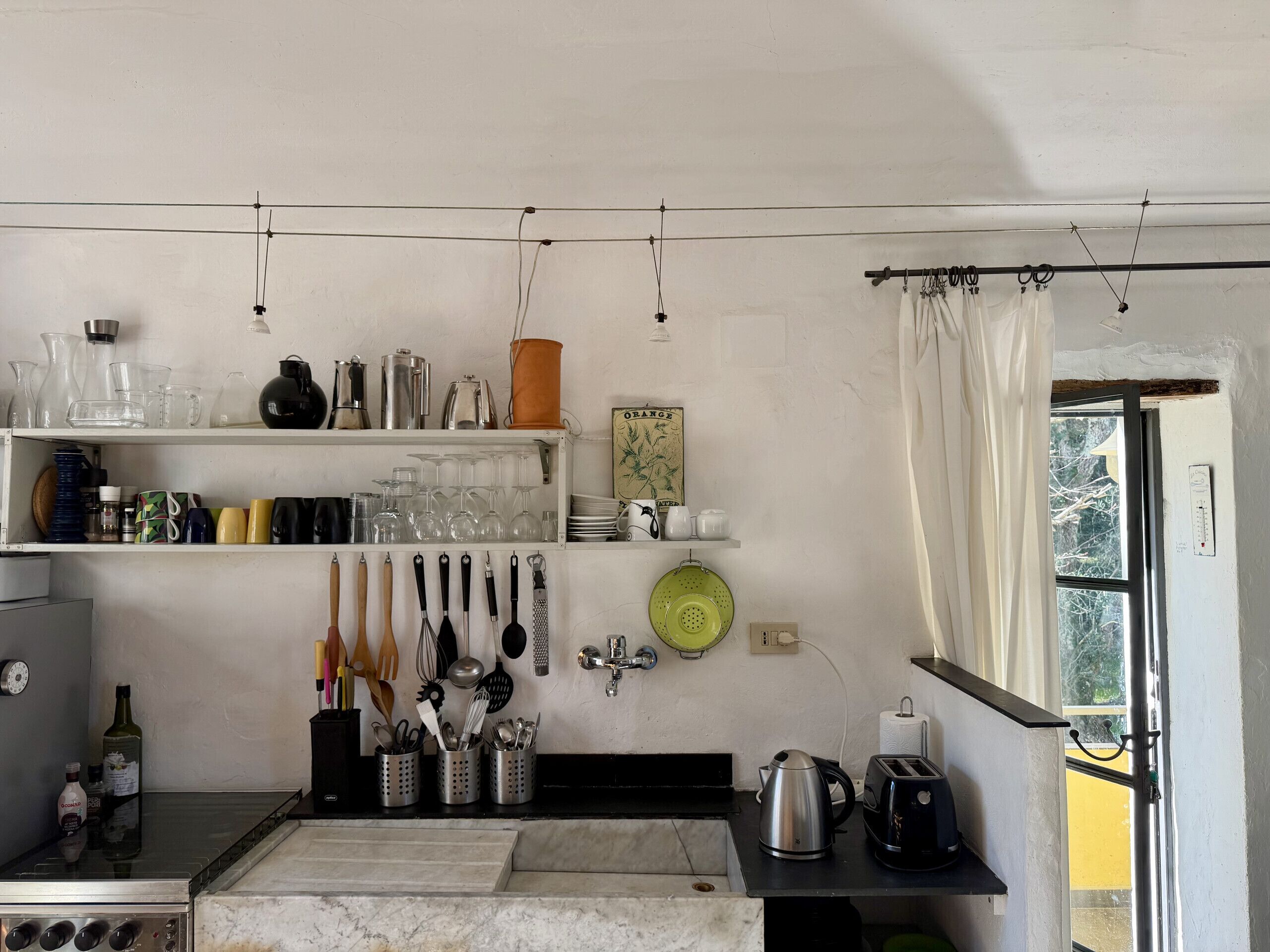 Kühlschrank, Ofen, Wasserkocher mit Kaffee-/Teezubehör, Wasserkocher