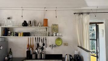 KĂŒhlschrank, Ofen, Wasserkocher mit Kaffee-/Teezubehör, Wasserkocher