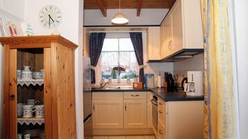 Een koelkast, een magnetron, een oven, een kookplaat