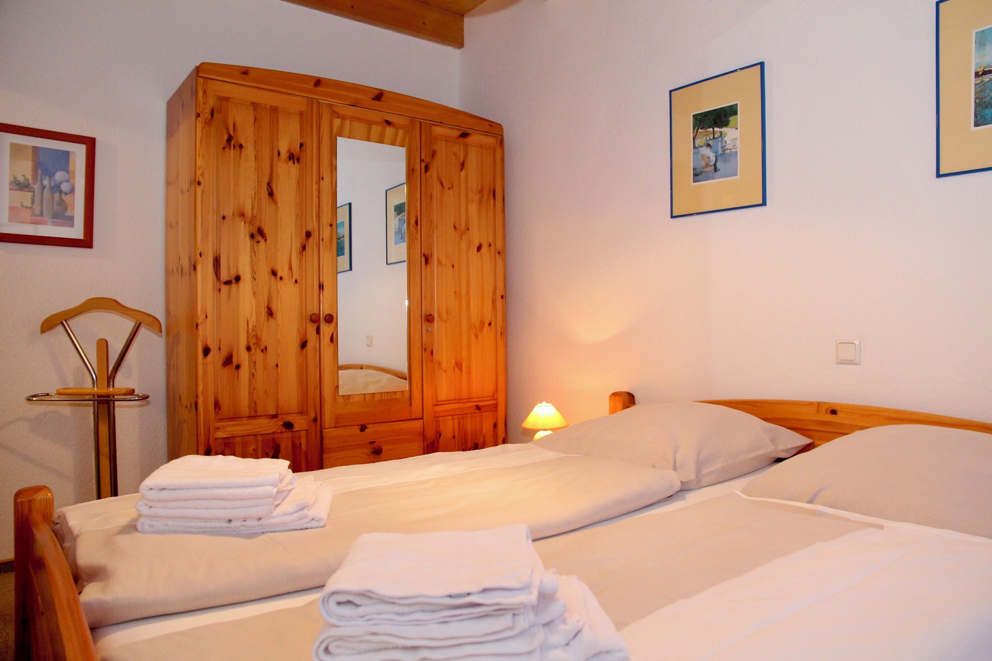 Een bureau, een strijkplank/strijkijzer, gratis wifi