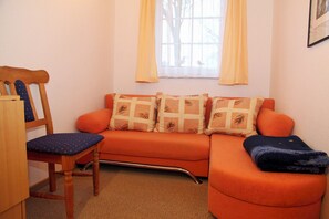 TV, fireplace, DVD player, books - Detached vacation home in Norden with garden, wood-burning stove & terrace (Norden)