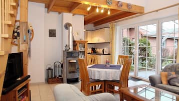 Een televisie, een open haard, een dvd-speler en boeken