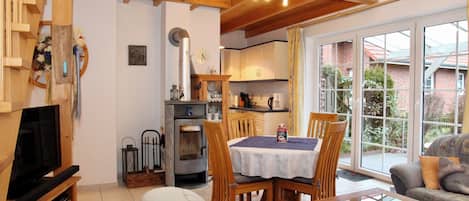 TV, fireplace, DVD player, books