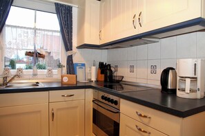 Fridge, microwave, oven, stovetop - Detached vacation home in Norden with garden, wood-burning stove & terrace (Norden)