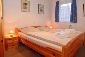 Desk, iron/ironing board, free WiFi - Detached vacation home in Norden with garden, wood-burning stove & terrace (Norden)