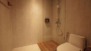 Dortoir partagé | Salle de bain | Pantoufles, bidet