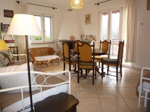Living area - Apartment 'Sunset On Lake Maggiore 2 Garages' with Garden, Balcony and Wi-Fi (Porto Valtravaglia)