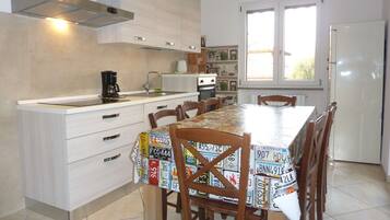 Fridge, oven, stovetop, dishwasher