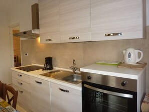 Jääkaappi, uuni, liesi, astianpesukone