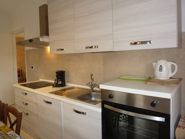 Fridge, oven, stovetop, dishwasher