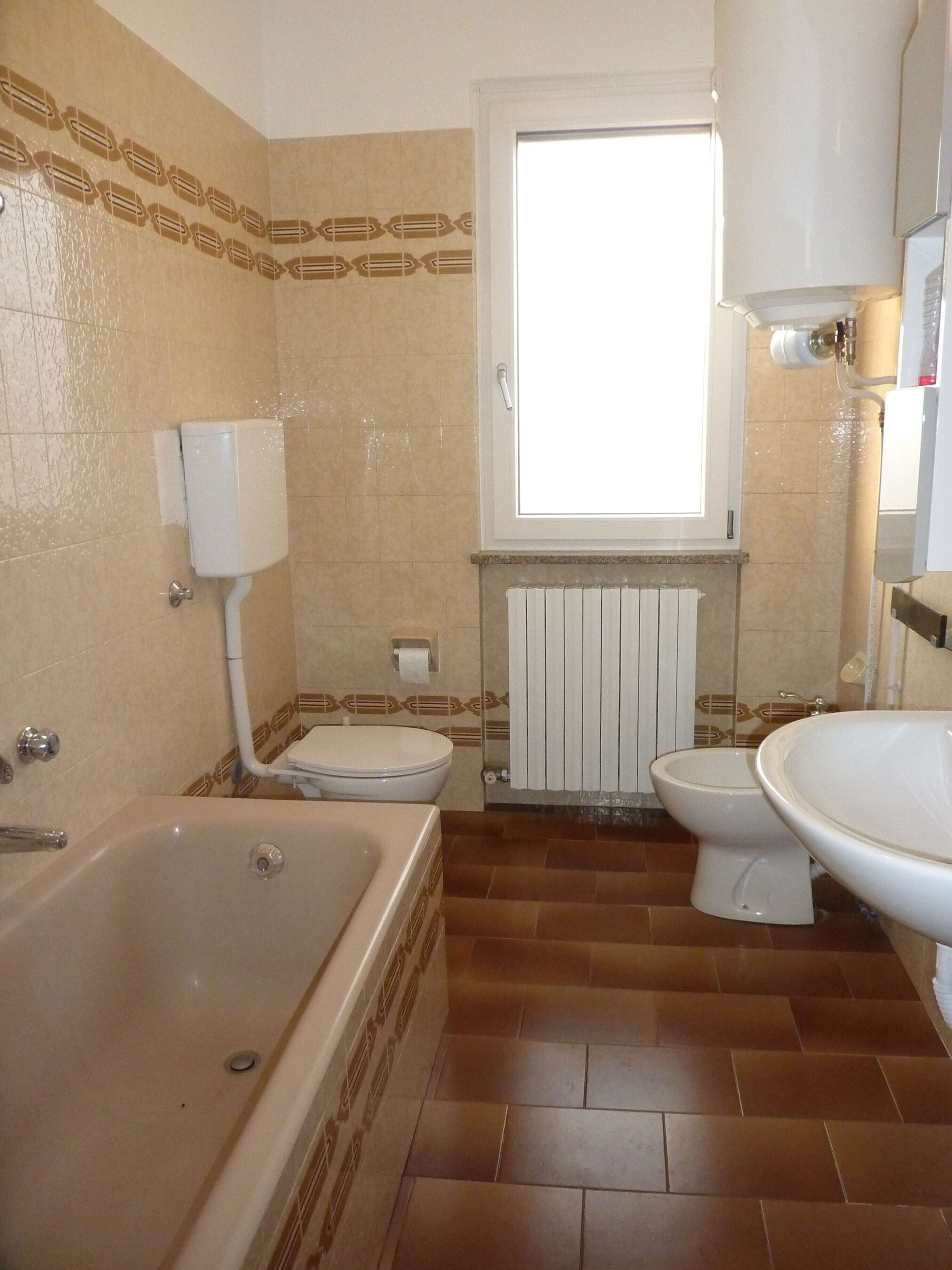 Chuveiro, toalhas de banho