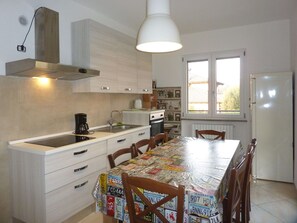 Frigorifero, forno, piano cottura, lavastoviglie