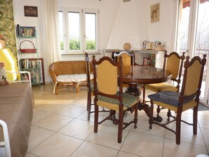 Interior - Apartment 'Sunset On Lake Maggiore 2 Garages' with Garden, Balcony and Wi-Fi (Porto Valtravaglia)