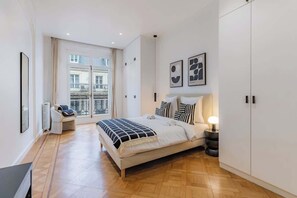 3 bedrooms, iron/ironing board, WiFi, bed sheets